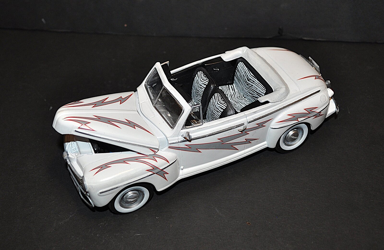 Revell Grease 48 Ford (2).JPG