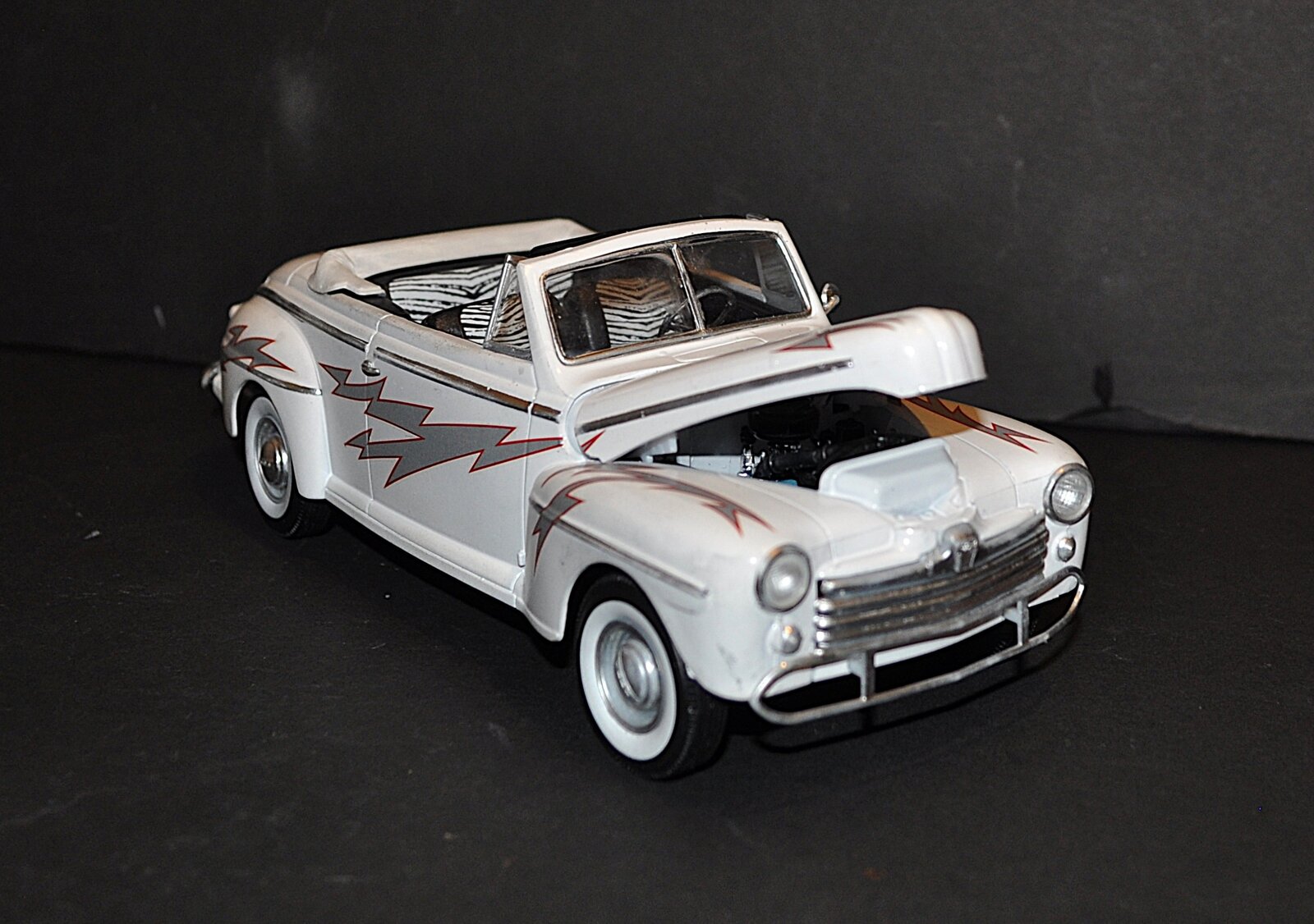 Revell Grease 48 Ford (9).JPG