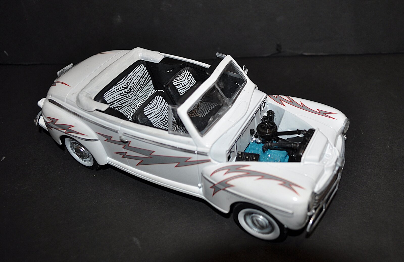 Revell Grease 48 Ford (10).JPG