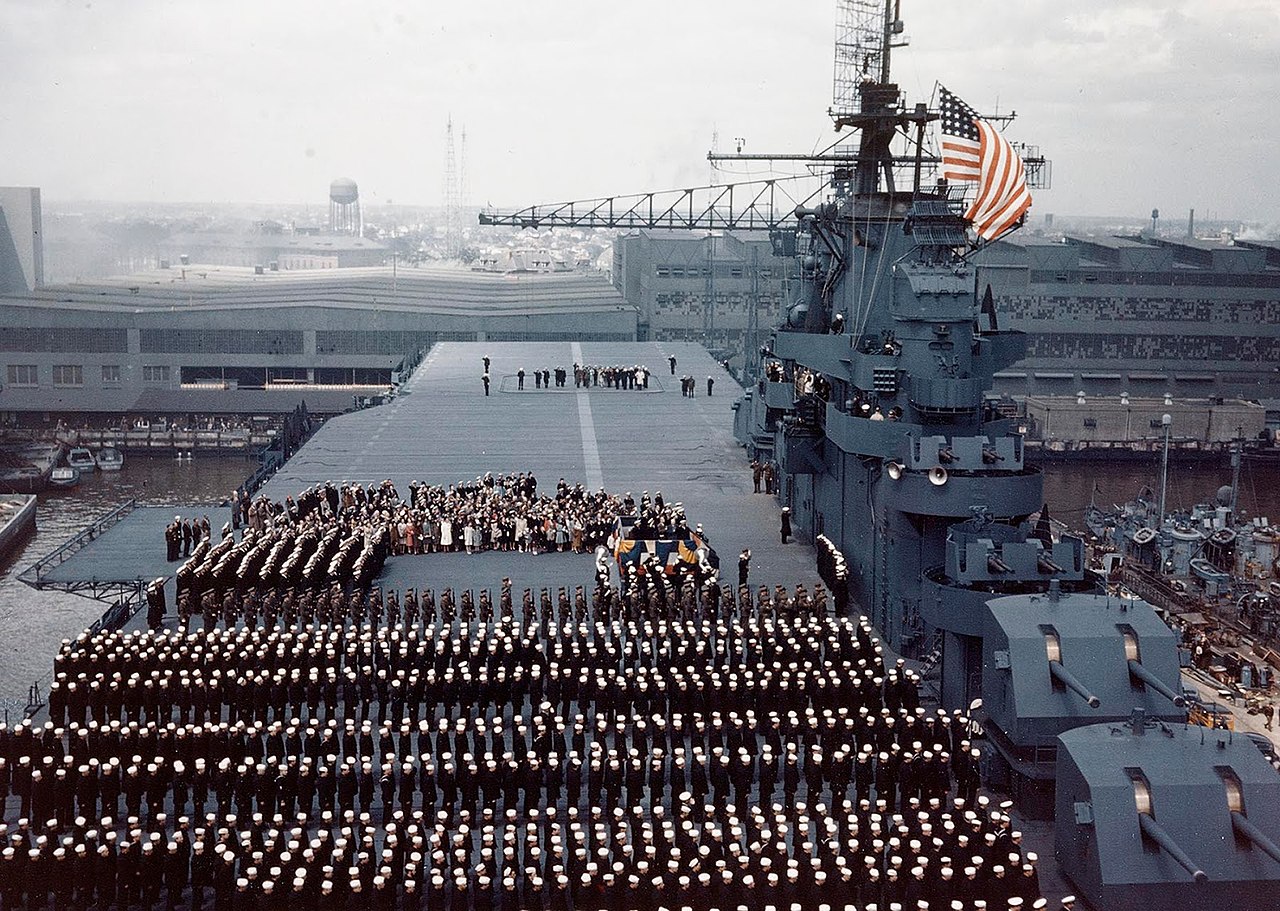 Commissioning_of_USS_Yorktown_(CV-10)_on_15_April_1943.jpg