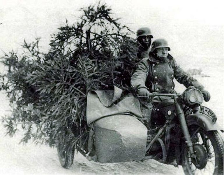 Lichterbaum_für_Soldaten_an_der_Ostfront.jpg