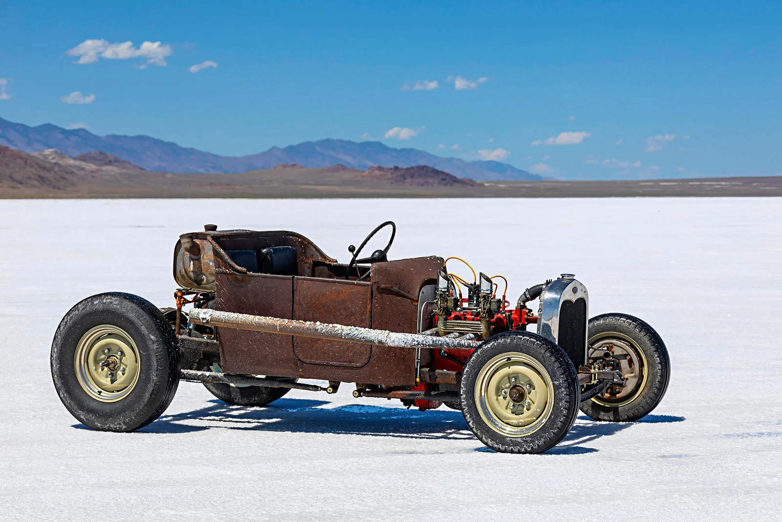 033_Bonneville_2019_cars_on_salt_flats.webp