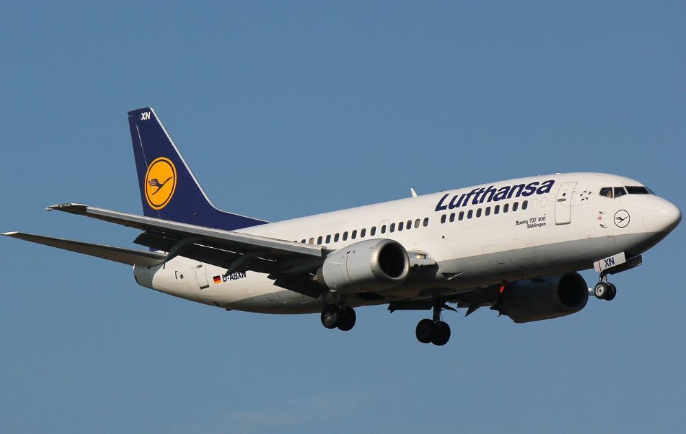 Lufthabsa 737-300 D-ABXN Belgium 8-11-2012.jpg