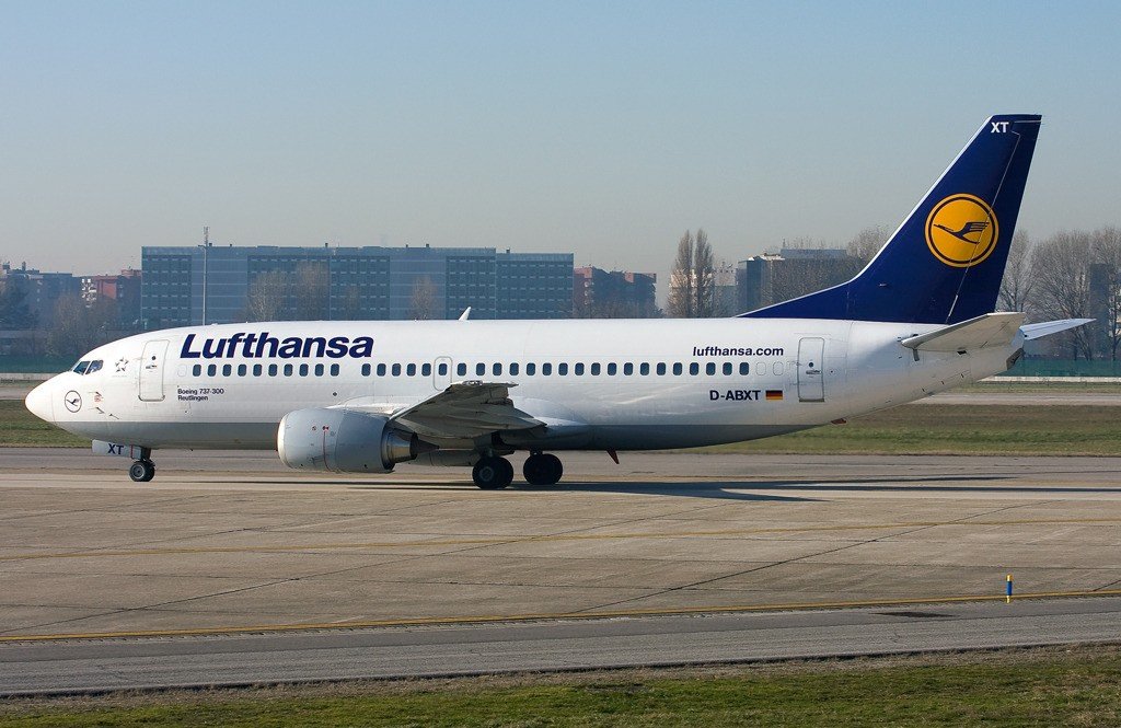 737-300 D-ABXT Italy 12-11-2010.jpg