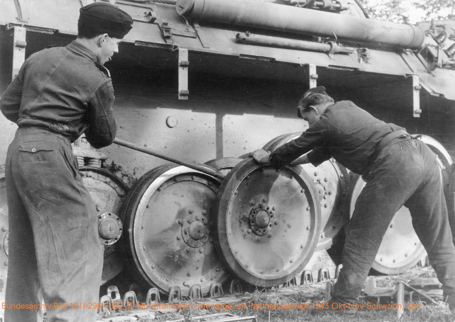 Bundesarchiv Bild 101I-296-1652-35-Nordfrankreich, Montage am Pantherlaufwerk-1943 Okt-Nov-Sch...jpg