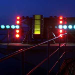 Optical_Landing_System,_night,_aboard_USS_Dwight_D._Eisenhower_(CVN-69).jpg