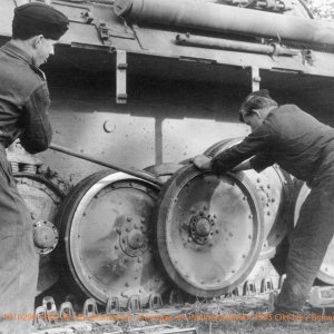 Bundesarchiv Bild 101I-296-1652-35-Nordfrankreich, Montage am Pantherlaufwerk-1943 Okt-Nov-Sch...jpg